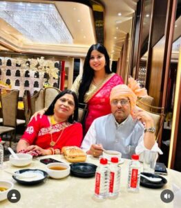 Priya saroj and her parents 